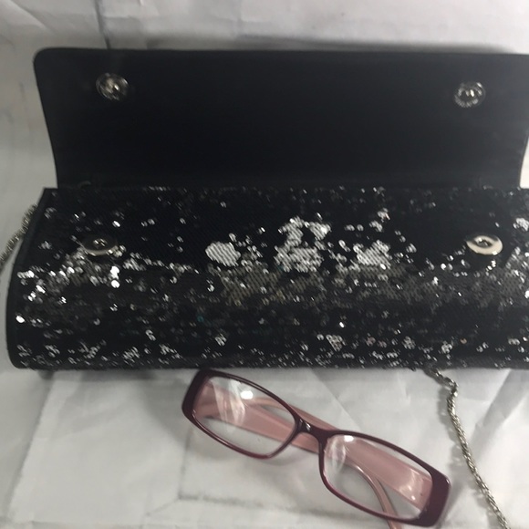 Evening clutch with silver chain strap. - Picture 6 of 7